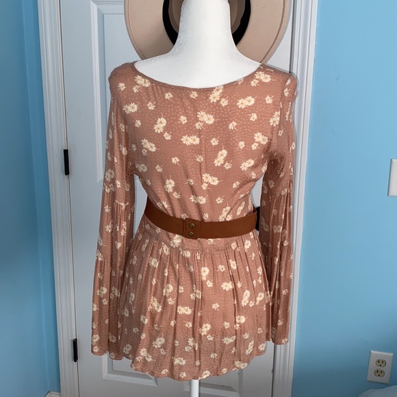 Altar’d State Daisy Duke Bell Sleeve Top - Picture 4 of 4